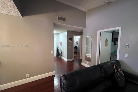 House in Hialeah, Florida 2 bedrooms, 86.58 sq.m. № 1888354 - photo 4