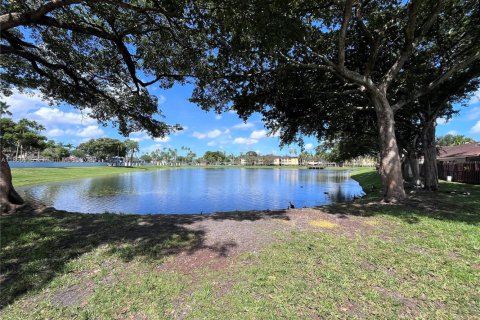 House in Hialeah, Florida 2 bedrooms, 86.58 sq.m. № 1888354 - photo 25