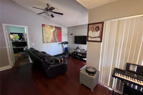 House in Hialeah, Florida 2 bedrooms, 86.58 sq.m. № 1888354 - photo 7