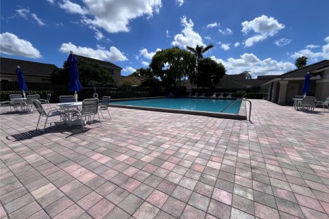 House in Hialeah, Florida 2 bedrooms, 86.58 sq.m. № 1888354 - photo 24