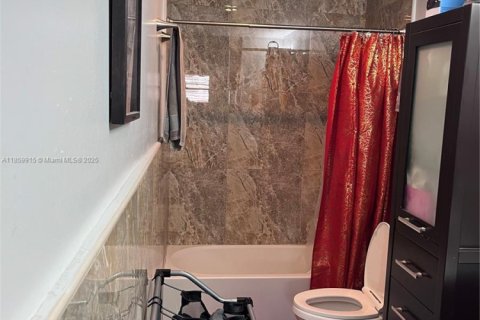 House in Hialeah, Florida 2 bedrooms, 86.58 sq.m. № 1888354 - photo 13