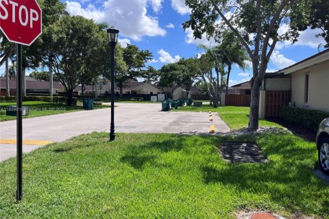 House in Hialeah, Florida 2 bedrooms, 86.58 sq.m. № 1888354 - photo 18