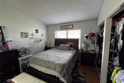 House in Hialeah, Florida 2 bedrooms, 86.58 sq.m. № 1888354 - photo 10