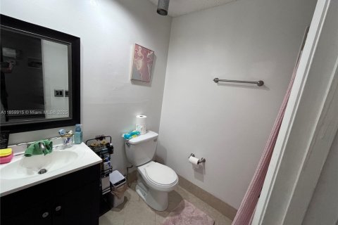 House in Hialeah, Florida 2 bedrooms, 86.58 sq.m. № 1888354 - photo 15