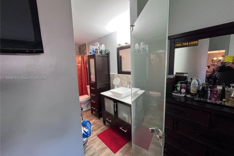 House in Hialeah, Florida 2 bedrooms, 86.58 sq.m. № 1888354 - photo 12