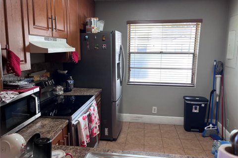 House in Hialeah, Florida 2 bedrooms, 86.58 sq.m. № 1888354 - photo 9