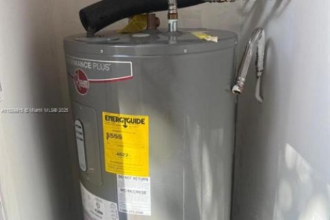 House in Hialeah, Florida 2 bedrooms, 86.58 sq.m. № 1888354 - photo 28