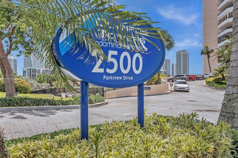 Condominio en venta en Hallandale Beach, Florida, 2 dormitorios, 118.91 m2 № 1271234 - foto 3
