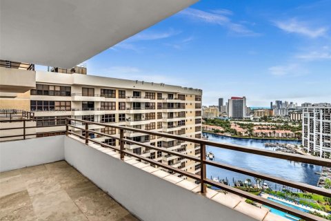 Condominio en venta en Hallandale Beach, Florida, 2 dormitorios, 118.91 m2 № 1271234 - foto 18