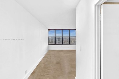 Condominio en venta en Hallandale Beach, Florida, 2 dormitorios, 118.91 m2 № 1271234 - foto 13