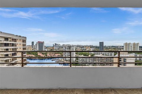Condominio en venta en Hallandale Beach, Florida, 2 dormitorios, 118.91 m2 № 1271234 - foto 16