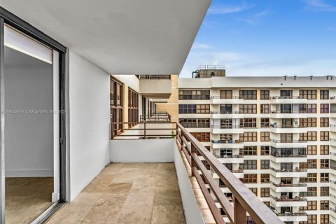 Condominio en venta en Hallandale Beach, Florida, 2 dormitorios, 118.91 m2 № 1271234 - foto 17