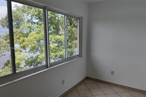 Condo in Miami, Florida, 1 bedroom  № 1895677 - photo 11