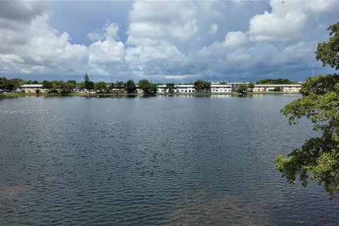 Condo in Miami, Florida, 1 bedroom  № 1895677 - photo 7