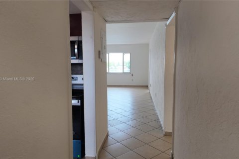 Condo in Miami, Florida, 1 bedroom  № 1895677 - photo 4