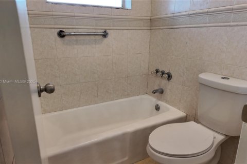 Condo in Miami, Florida, 1 bedroom  № 1895677 - photo 14