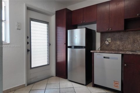 Condo in Miami, Florida, 1 bedroom  № 1895677 - photo 2