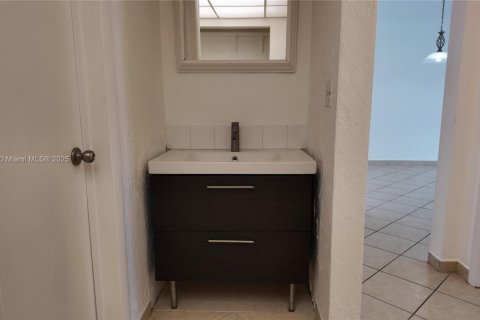 Condo in Miami, Florida, 1 bedroom  № 1895677 - photo 16