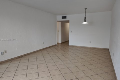 Condo in Miami, Florida, 1 bedroom  № 1895677 - photo 6