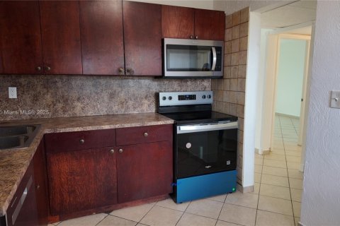 Condo in Miami, Florida, 1 bedroom  № 1895677 - photo 3