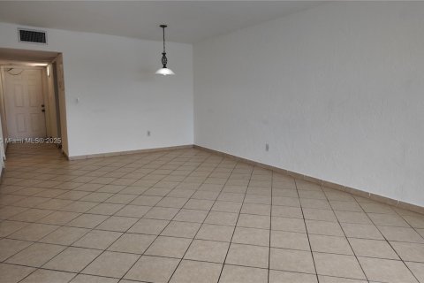 Condo in Miami, Florida, 1 bedroom  № 1895677 - photo 5