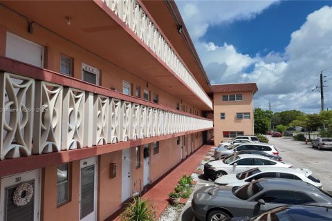 Condo in Miami, Florida, 1 bedroom  № 1895677 - photo 17