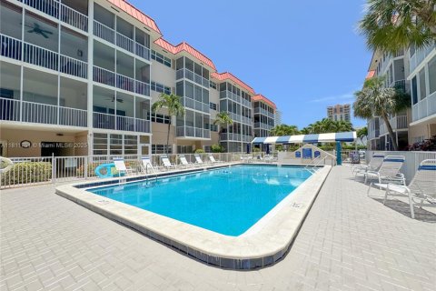 Condo in Hallandale Beach, Florida, 2 bedrooms  № 1959891 - photo 24