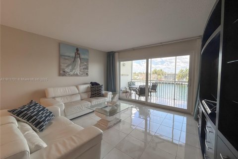 Condo in Hallandale Beach, Florida, 2 bedrooms  № 1959891 - photo 4