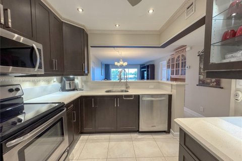 Condo in Hallandale Beach, Florida, 2 bedrooms  № 1959891 - photo 6