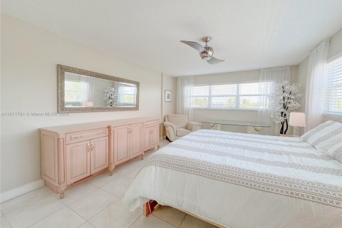 Condo in Hallandale Beach, Florida, 2 bedrooms  № 1959891 - photo 14