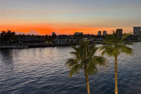 Condo in Hallandale Beach, Florida, 2 bedrooms  № 1959891 - photo 26