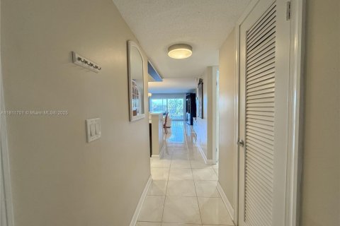 Condo in Hallandale Beach, Florida, 2 bedrooms  № 1959891 - photo 21
