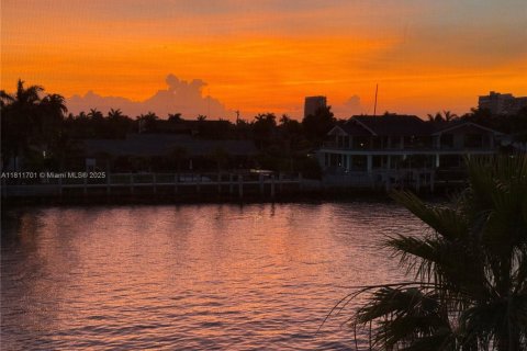 Condo in Hallandale Beach, Florida, 2 bedrooms  № 1959891 - photo 28