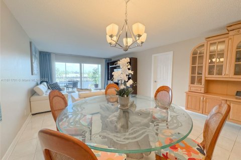 Condo in Hallandale Beach, Florida, 2 bedrooms  № 1959891 - photo 12