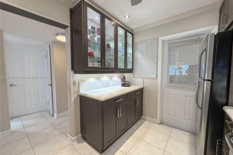Condo in Hallandale Beach, Florida, 2 bedrooms  № 1959891 - photo 7