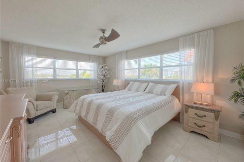 Condo in Hallandale Beach, Florida, 2 bedrooms  № 1959891 - photo 15
