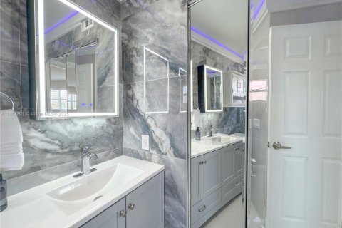 Condo in Hallandale Beach, Florida, 2 bedrooms  № 1959891 - photo 16