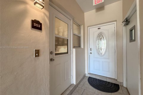 Condo in Hallandale Beach, Florida, 2 bedrooms  № 1959891 - photo 23