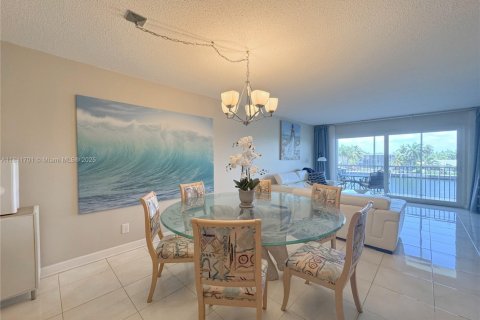 Condo in Hallandale Beach, Florida, 2 bedrooms  № 1959891 - photo 11