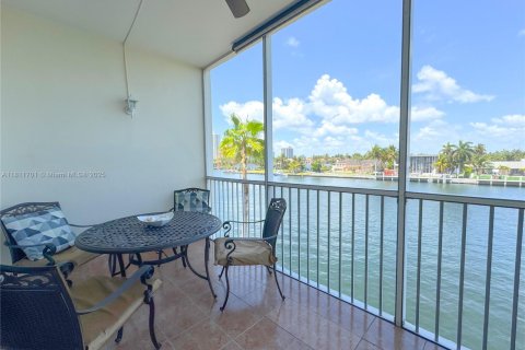Condo in Hallandale Beach, Florida, 2 bedrooms  № 1959891 - photo 2