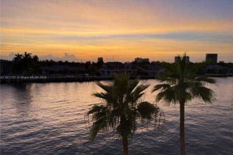 Condo in Hallandale Beach, Florida, 2 bedrooms  № 1959891 - photo 27