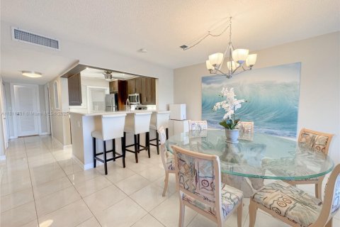 Condo in Hallandale Beach, Florida, 2 bedrooms  № 1959891 - photo 9