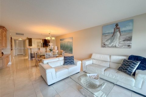 Condo in Hallandale Beach, Florida, 2 bedrooms  № 1959891 - photo 3