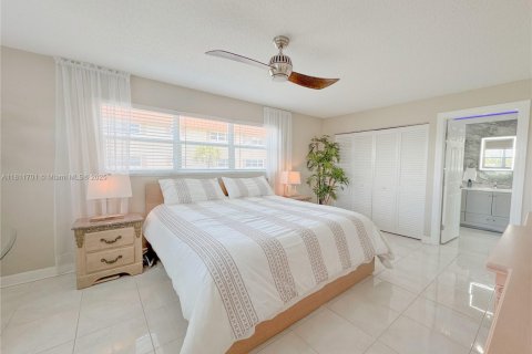 Condo in Hallandale Beach, Florida, 2 bedrooms  № 1959891 - photo 13