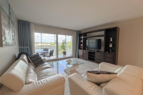 Condo in Hallandale Beach, Florida, 2 bedrooms  № 1959891 - photo 5
