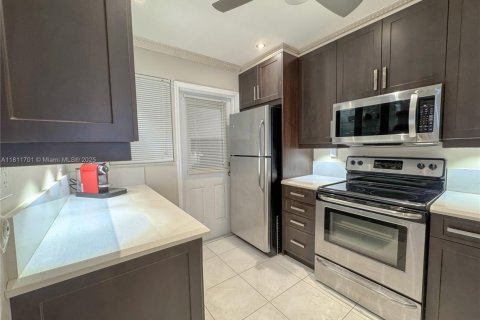 Condo in Hallandale Beach, Florida, 2 bedrooms  № 1959891 - photo 8