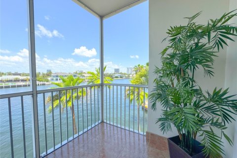 Condo in Hallandale Beach, Florida, 2 bedrooms  № 1959891 - photo 1