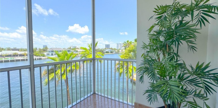 Condo in Hallandale Beach, Florida, 2 bedrooms  № 1959891