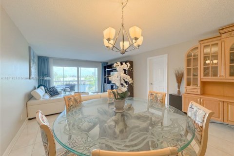 Condo in Hallandale Beach, Florida, 2 bedrooms  № 1959891 - photo 10