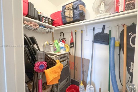 Condo in Hallandale Beach, Florida, 2 bedrooms  № 1959891 - photo 22